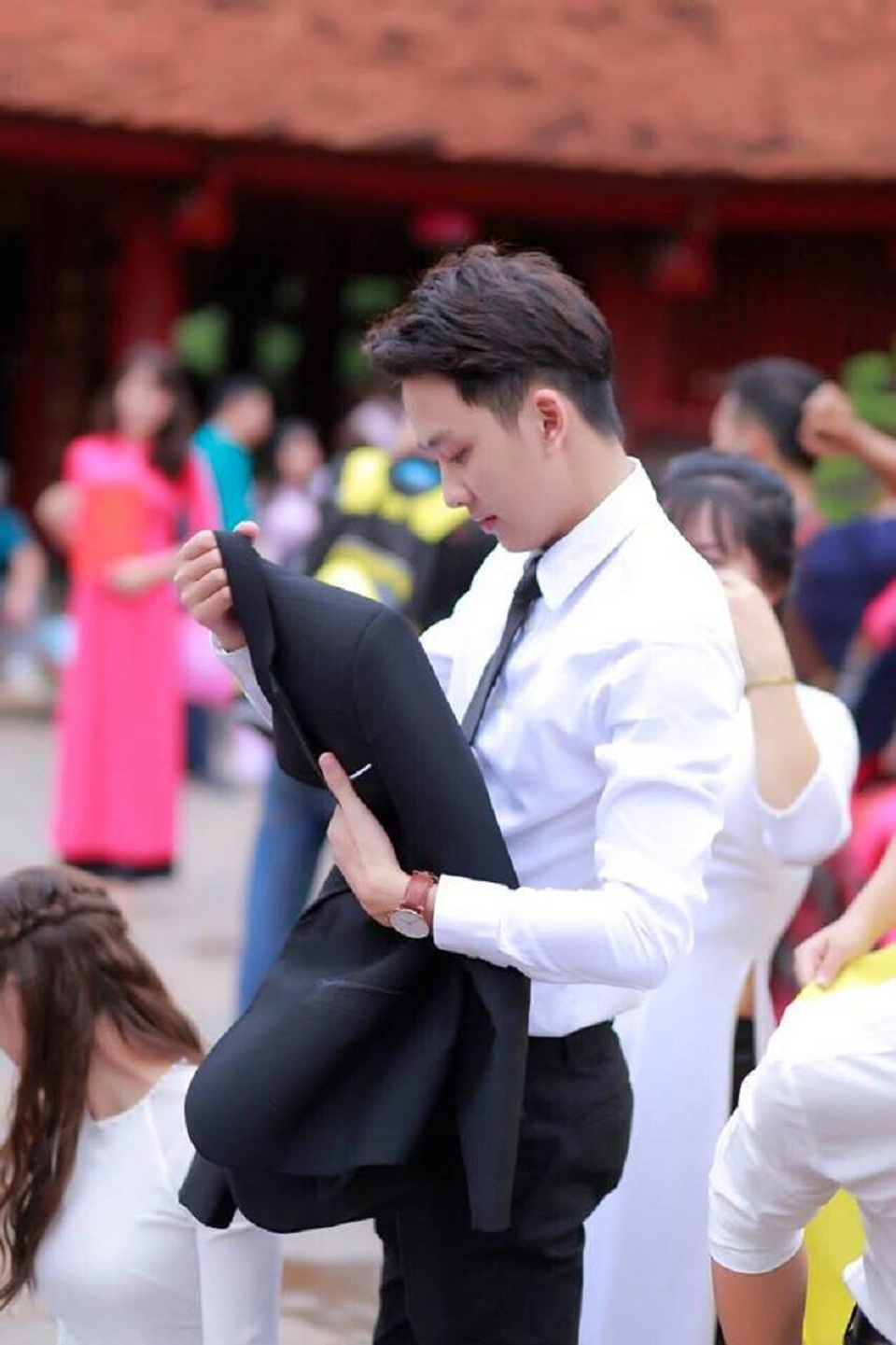 “Hot boy kỷ yếu” khiến các cô gái rần rần xin link Facebook - 6 Chia sẻ về thông tin “bất ngờ nổi tiếng” nam sinh cho biết vẫn không khỏi ngạc nhiên khi được mọi người quan tâm nhiều như vậy. 9x kể, những hình ảnh đó được chụp vào ngày 7/10 vừa qua tại khuôn viên ngôi trường Tân đang theo học.