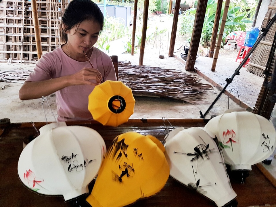 Quà tặng đặc biệt dành cho Bộ trưởng Tài chính APEC 2017 ở Hội An - 4 Họa tiết được các công nhân vẽ hoàn toàn bằng tay