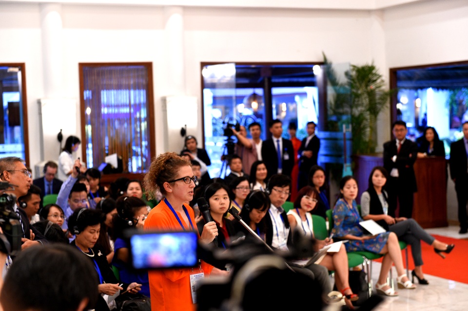 Tuyên bố chung của các Bộ trưởng Tài chính APEC 2017 - 3 PV hãng tin Bloomberg đặt câu hỏi tại buổi họp báo