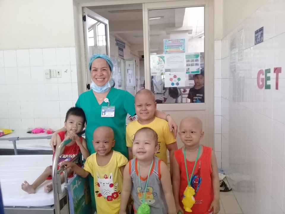 Thương bé 8 tuổi nguy kịch vì ung thư máu dòng tủy - 4 Em Huy (bên phải cô y tá, hàng trên) chụp ảnh chung với các bạn bị ung thư cùng phòng