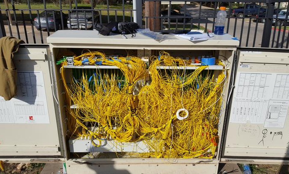 Mọi thứ trở nên phức tạp hơn một chút khi không thể gỡ tháo bất cứ sợi cáp nào ra khỏi tủ điện bởi mỗi sợi cáp tháo ra sẽ có tới 32 hộ gia đình bị ảnh hưởng.