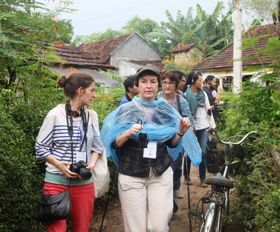 Các chuyên gia, nhà nghiên cứu quốc tế thăm các di chỉ gốm tại Bình Định