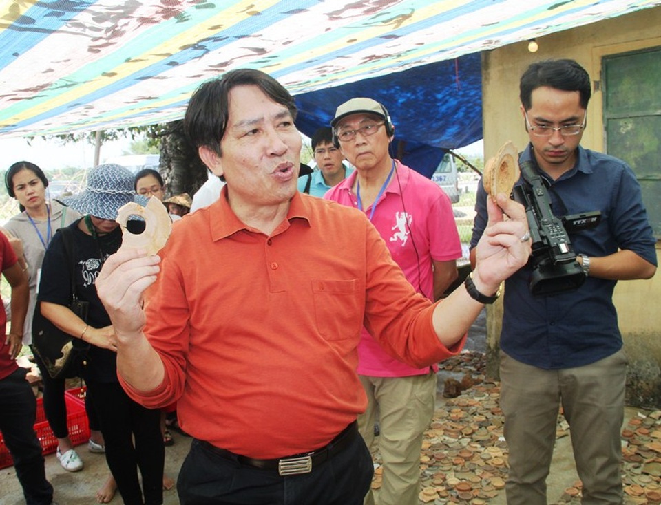 PGS, TS Bùi Minh Trí, Giám đốc Trung tâm nghiên cứu Kinh thành đang thuyết minh cho rằng nhiều nhà nghiên cứu nước ngoài lâu nay nhầm lẫn gốm Bình Định với gốm Trung Quốc.