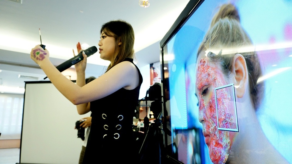 Từng công đoạn được giảng viên trên sân khấu hướng dẫn rất chi tiết