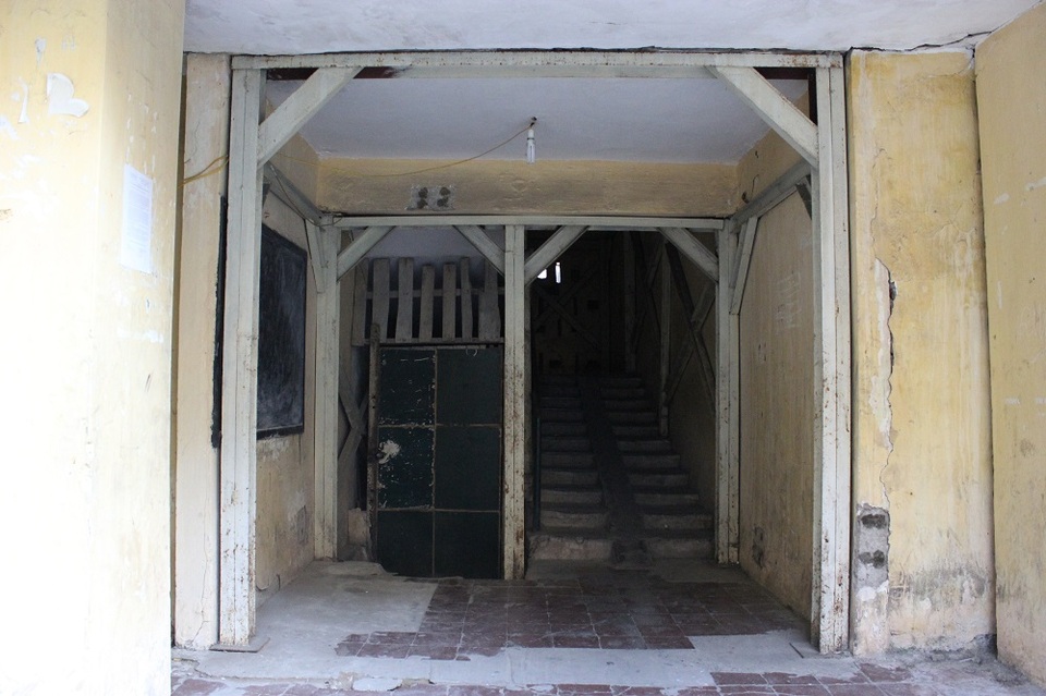 Khu nhà ở Thủ đô nứt toác, nghiêng ngả, chống đỡ bằng khung sắt - 2 Khu nhà ở Thủ đô nứt toác, nghiêng ngả, chống đỡ bằng khung sắt - 2