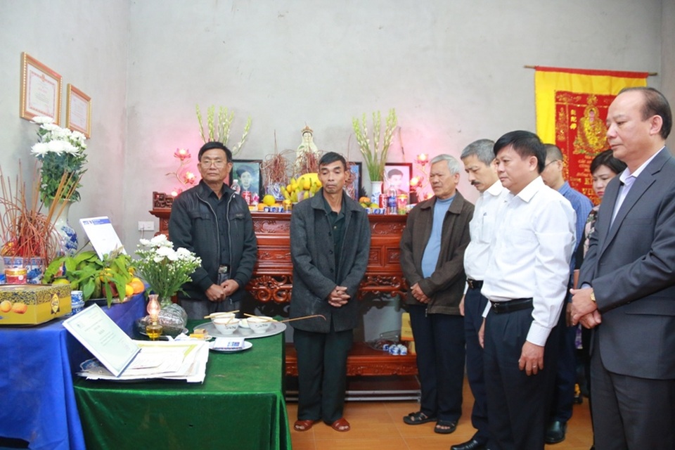 
Lãnh đạo Thông tấn xã Việt Nam, lãnh đạo các cơ quan ban ngành tỉnh Ninh Bình thắp hương tưởng nhớ phóng viên trẻ.
