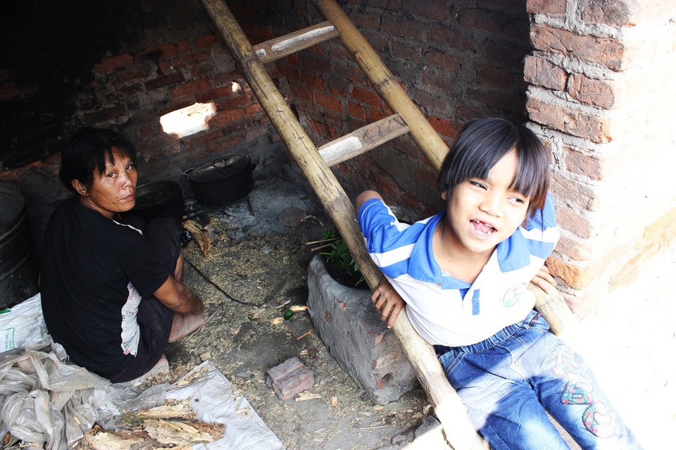 
Chị Phượng tuy không tháo vát hơn người nhưng cũng gắng lo cho đại gia đình toàn người đau yếu, bệnh tật.
