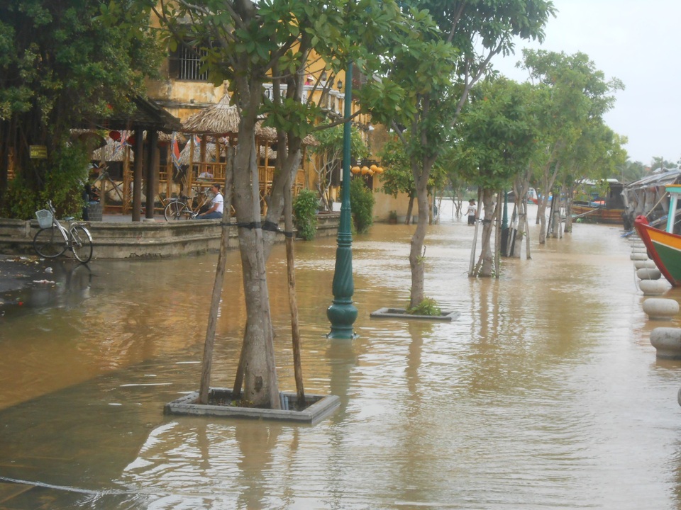 Sóng lớn đe dọa bờ biển Hội An - 3 Một số đoạn đường Bạch Đằng (Hội An) bị ngập lụt