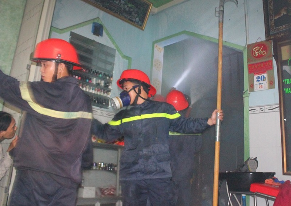 Các chiến sĩ phải phá cửa kính để khói thoát ra ngoài và phun nước trực tiếp vào đám cháy đang bốc cháy dữ dội