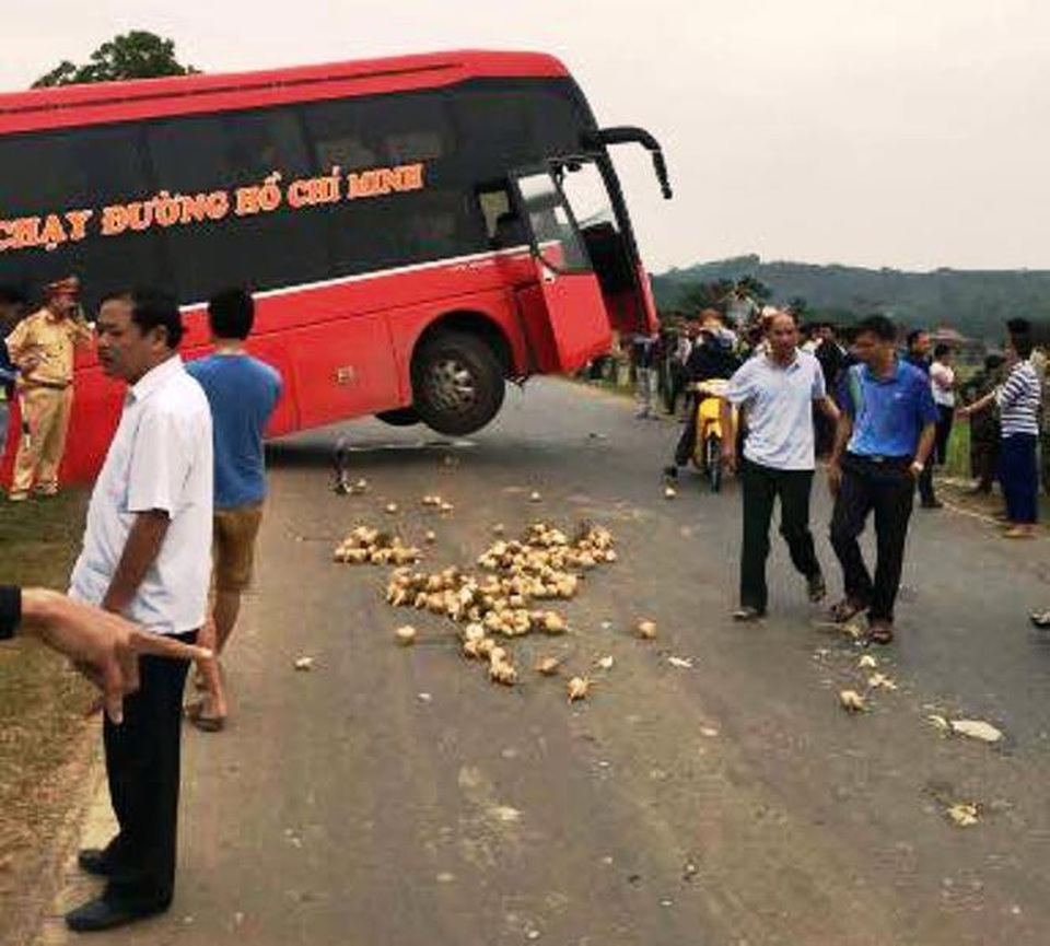 Xe khách tông xe tải văng xuống ruộng nằm “chỏng vó” - 3 Nhiều hành khách trên xe được phen hoảng hồn.