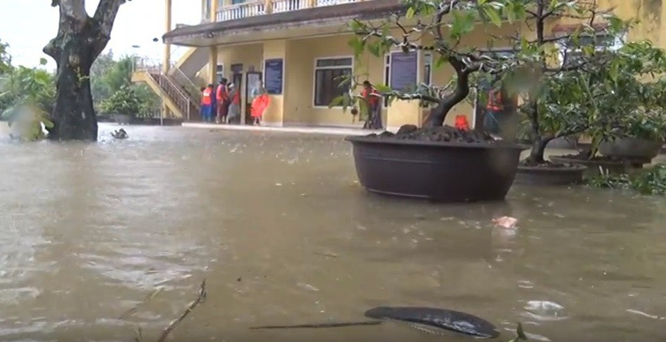 Cha chở con gái đi làm bị mất tích, nghi lũ cuốn trôi - 5 Sân ủy ban xã Thủy Thanh đã ngập nước gần tràn vào sảnh làm việc chính