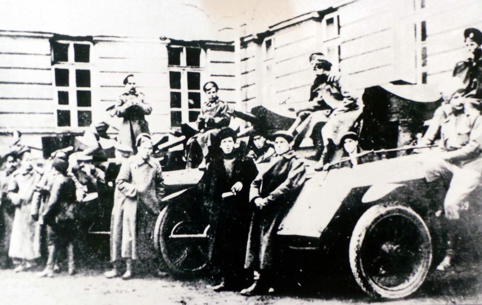 Phân đội thiết giáp ở Điện Xmô-Nưi, Pê-trô-grat trong những ngày cách mạng năm 1917.