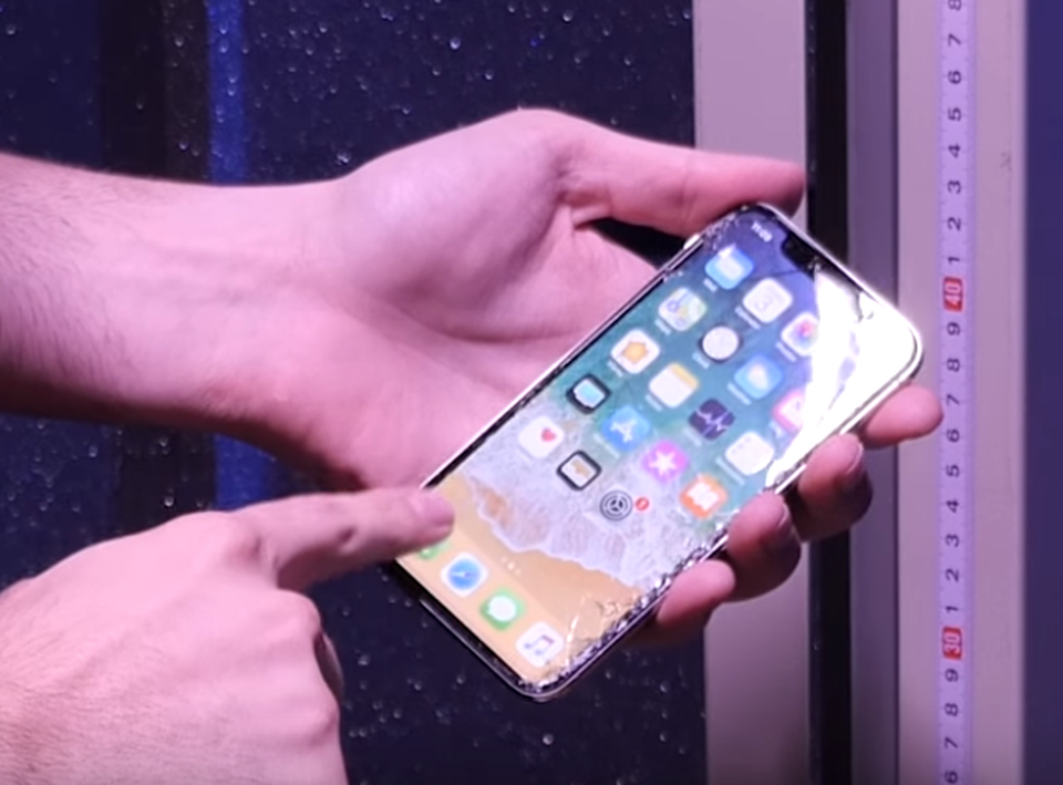 Dân mạng thi nhau thả rơi, dùng búa nện iPhone X để "thử độ bền" - 3 iPhone X bền hơn iPhone 8 Plus, nhưng vẫn không tránh khỏi cảnh rạn nứt nếu vô tình để rơi.