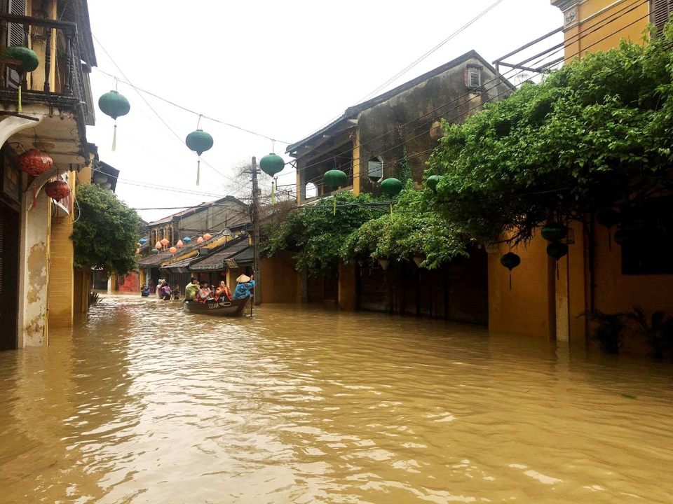 Hình ảnh nước ngập lút nhà dân ở phố cổ Hội An - 3 Hình ảnh nước ngập lút nhà dân ở phố cổ Hội An - 3
