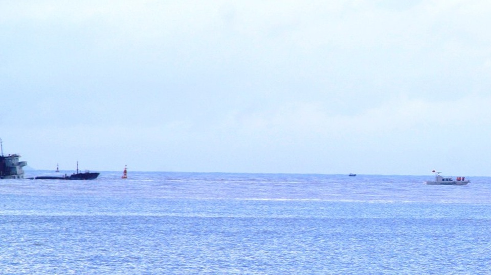 Chiều 6/11, lực lượng cứu nạn vẫn tiếp tục tìm kiếm khu vực biển Quy Nhơn cạnh những tàu bị chìm.