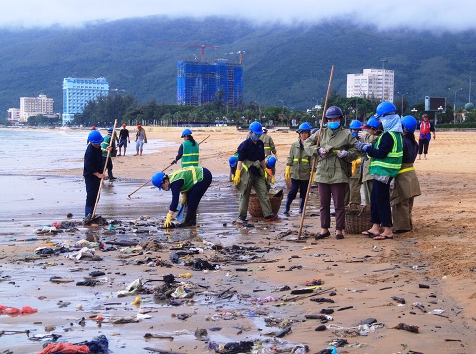 Công ty Cổ phần Môi trường Đô thị Quy Nhơn huy động tất cả công nhân tích cực dọn rác trên bãi biển Quy Nhơn.