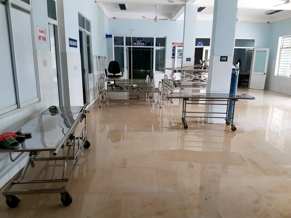 Hơn 500 bệnh nhân bị nước lũ cô lập - 3 Khu vực Khoa cấp cứu nước vừa rút ra ngoài