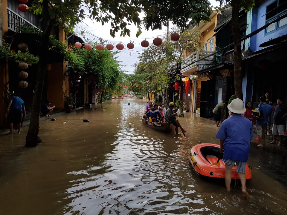 Thủ tướng lội nước lụt thị sát phố cổ Hội An - 3 Đến chiều ngày 7/11, nhiều tuyến phố ở Hội An vẫn còn chìm trong nước lụt