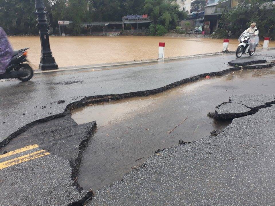 Các vết bong tróc lớn sau lũ ghi nhận ở Đập Đá ngày 8/11