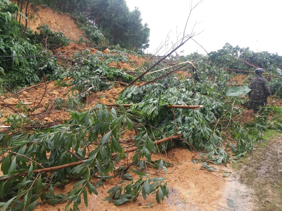 4 người thương vong trong căn nhà sập suốt 1 ngày không ai biết - 3 Nhiều tuyến đường ở Nam Trà My bị sạt lở cho mưa lũ. (Ảnh: H.T.)