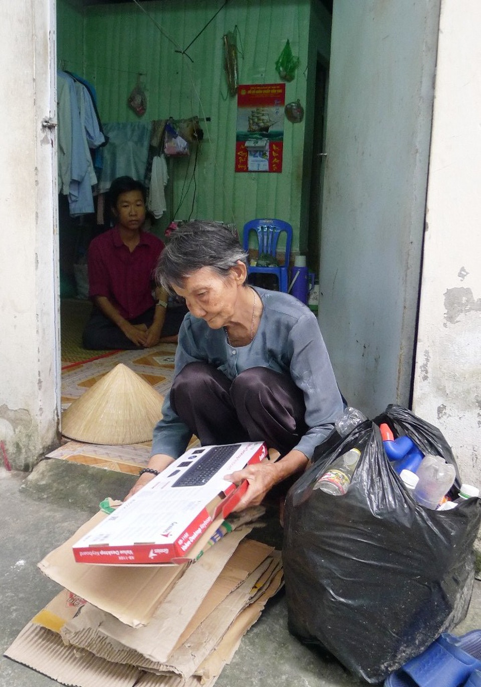 Hiện nay, khi có thời gian rãnh là cụ Bé đi nhặt ve chai, giấy vụn... bán để mưu sinh