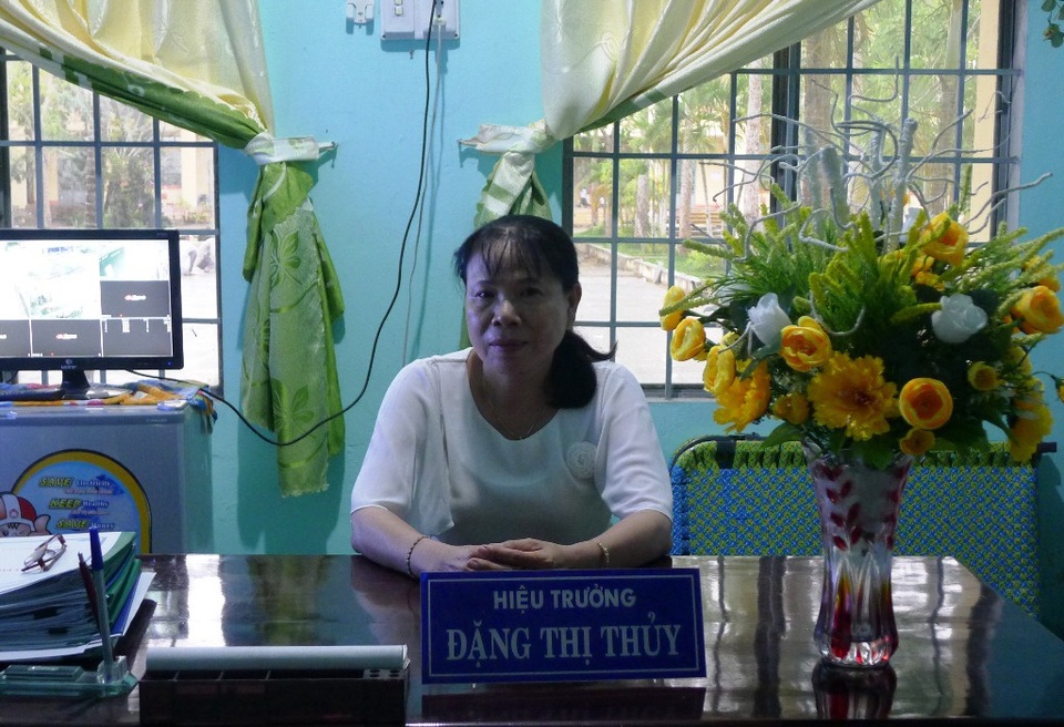 Chuyện những giáo viên đến xứ “muỗi kêu như sáo thổi” gieo chữ - 3 Cô Đặng Thị Thủy cho biết, chính tình cảm của phụ huynh, học sinh Vĩnh Thuận đã giúp các thầy cô xa quê như cô có đủ sức ở lại gieo chữ cho đến nay
