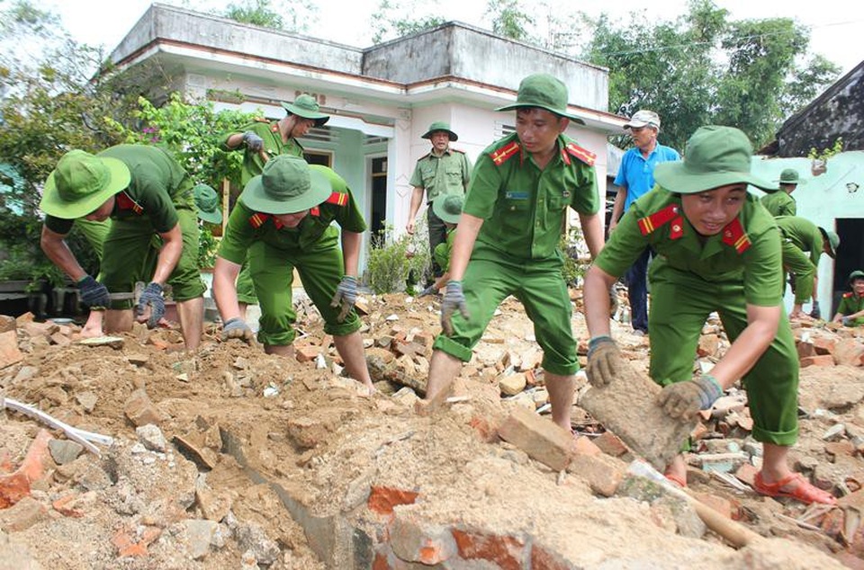 Hàng nghìn bạn trẻ xung kích về vùng lũ giúp dân khắc phục bão lũ - 4
Đoàn viên thanh niên Công an tỉnh Bình Định dọn nhà giúp gia đình ông Lê Văn Bình (xã Phước Hòa) có nhà bị sập sau mưa bão, lũ.