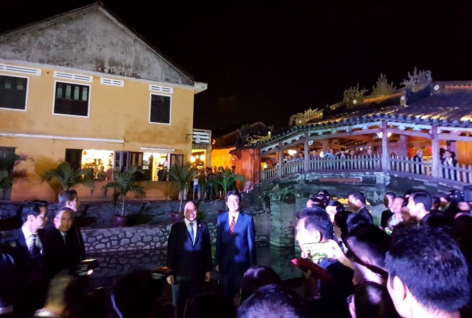 Hai Thủ tướng chụp hình lưu niệm tại Chùa Cầu