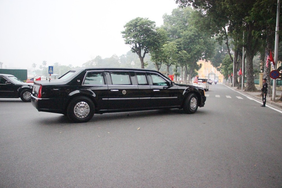 Người Hà Nội háo hức xem xe “quái thú” của Tổng thống Trump trên phố - 18 Đoàn xe của Tổng thống Donald Trump đi qua Lăng Chủ tịch Hồ Chí Minh.