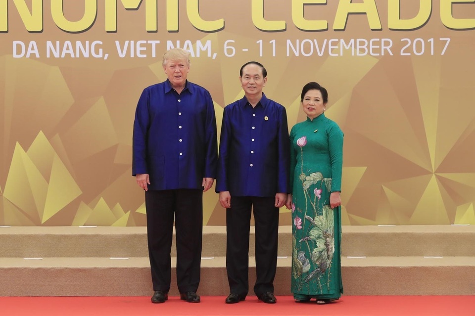 Những ngày bận rộn của Tổng thống Mỹ Donald Trump tại Việt Nam - 3
Tổng thống Trump mặc trang phục APEC Việt Nam 2017 dự lễ đón chính thức các nhà lãnh đạo APEC do Chủ tịch nước Trần Đại Quang chủ trì chiều ngày 10/11. (Ảnh: Ủy ban Quốc gia APEC 2017)