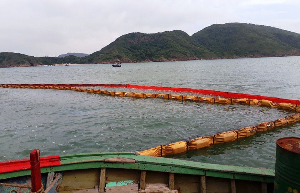 Thả phao vây, hút dầu trên các tàu chìm ở vịnh Quy Nhơn - 4 Lực lượng chức năng phải vây 2 lớp phao đảm bảo tuyệt đối không để dầu tràn ra biển.