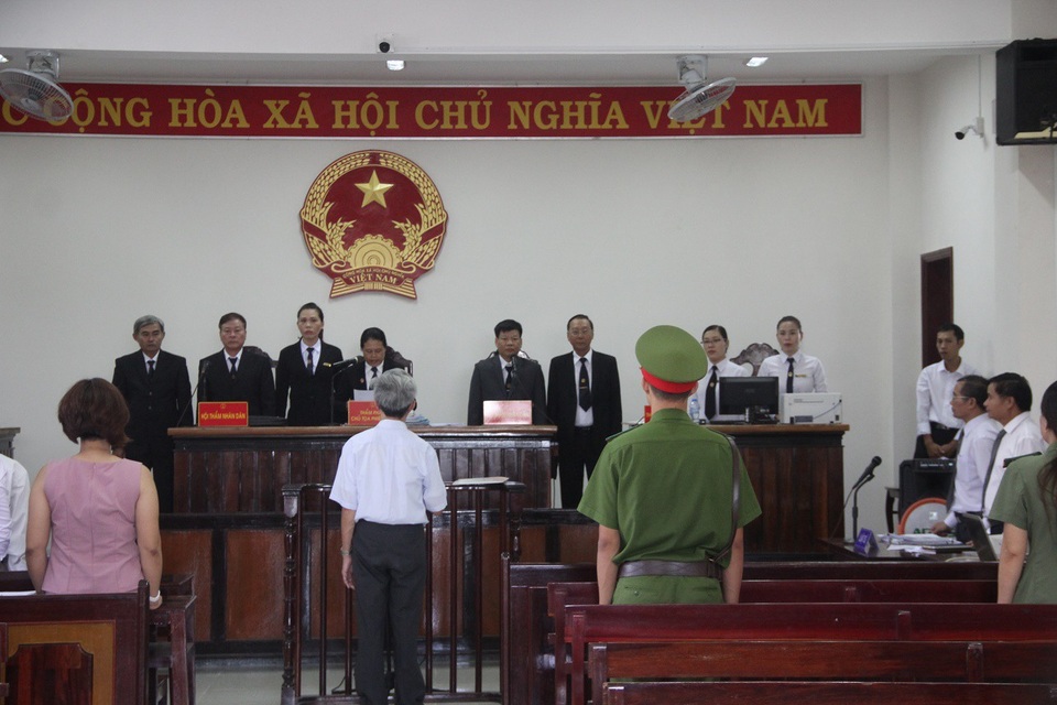 Xử vụ dâm ô hàng loạt bé gái: Cụ ông 77 tuổi một mực kêu oan - 3 Toàn cảnh phiên tòa.