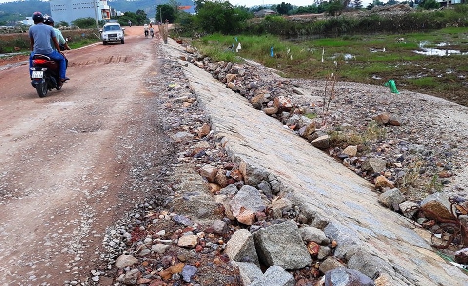 Ghi nhận của PV Dân trí chiều 17/11, tại các tuyến tỉnh lộ ĐT 640 đoạn qua tràn thôn Huỳnh Mai, xã Phước Nghĩa (huyện Tuy Phước), tỉnh lộ ĐT 636 đoạn thôn Thanh Liêm, xã Nhơn An (thị xã An Nhơn)… nhiều đoạn bị hư hỏng nặng, mặt đường bong tróc, tạo thành “ổ voi” đọng nước giữa đường.