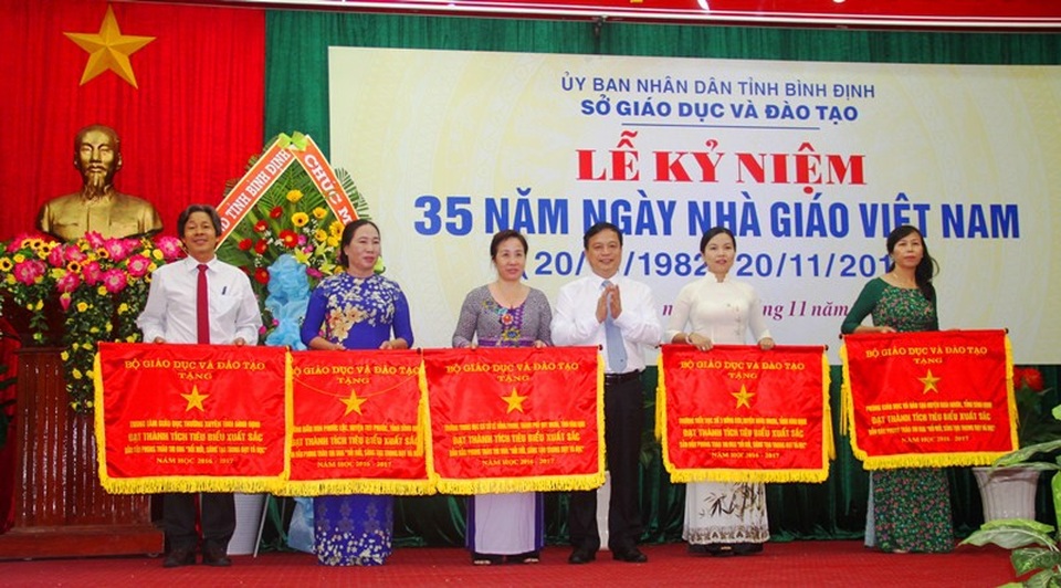 Sở GD-ĐT Bình Định tổ chức lễ vinh danh thầy cô giao tiêu biểu có nhiều cống hiến cho sự nghiệp giáo dục tỉnh nhà.