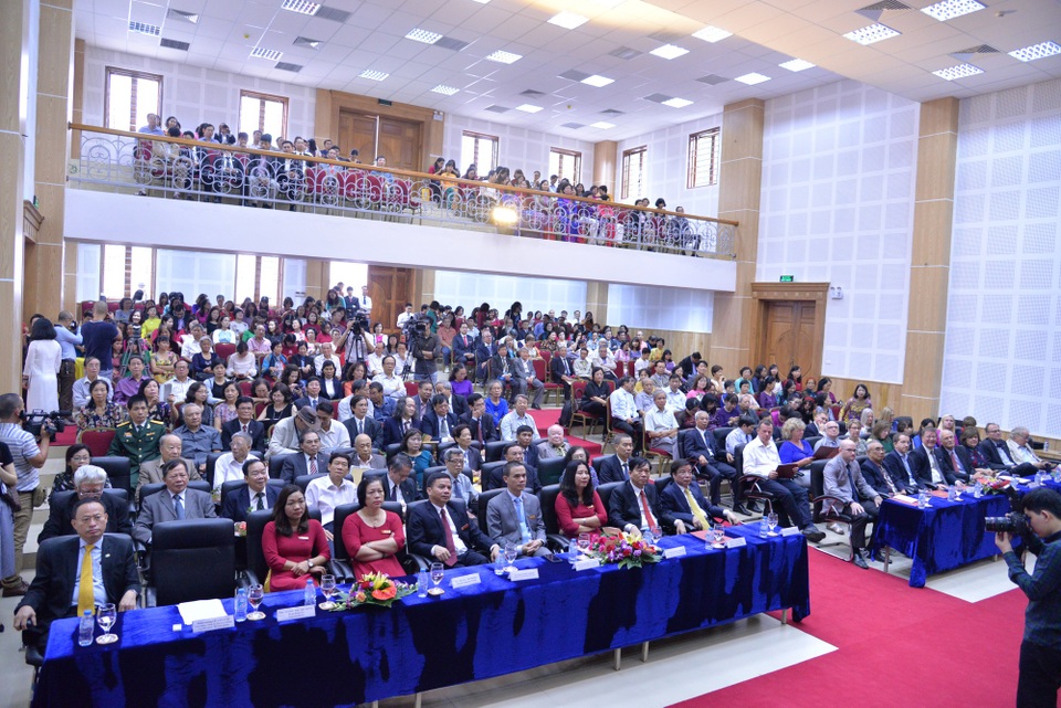 
Các đại biểu về dự lễ Mít tinh kỷ niệm ngày Nhà giáo Việt Nam và kỷ niệm 50 ngày thành lập khoa tiếng Anh, tiếng Đức, tiếng Pháp
