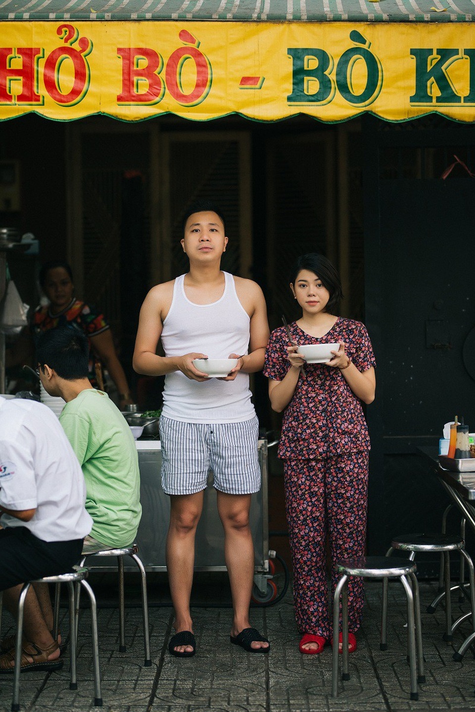 Ảnh cưới giản dị của cặp đôi yêu xa ở... quán phở, khu chung cư - 8 “Yêu xa bọn mình hứa với nhau là cứ 3 tuần sẽ gặp nhau 1 lần, luân phiên bay ra Hà Nội hoặc vào Sài Gòn; tranh thủ từng chuyến công tác dành ra thêm mấy ngày cho nhau nữa. Bay nhiều… tốn kém phết nên giờ bọn mình về một nhà luôn cho tiết kiệm”, Ngọc chia sẻ.