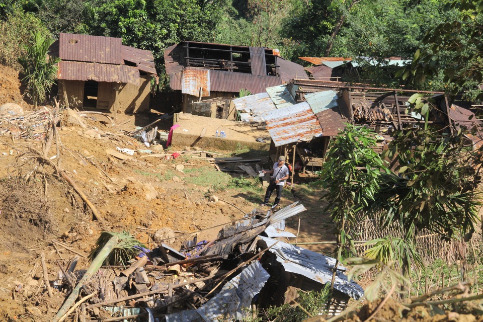 Nhiều ngôi nhà chôn vùi dưới đống đất đá