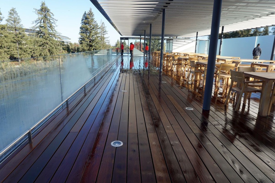 Trụ sở Apple Park chính thức mở cửa cho khách tới tham quan - 10 Khu vực này nối liền với một hồ nước cùng rừng cây nhân tạo với phong cảnh tuyệt đẹp.
