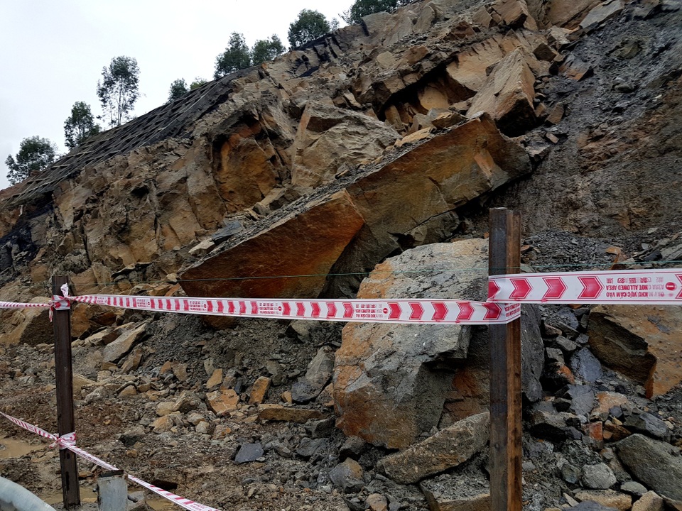 Khẩn trương khắc phục sự cố sạt lở trên cao tốc Đà Nẵng - Quảng Ngãi - 4 Sạt lở tại thôn Chiêm Sơn, xã Duy Trinh, huyện Duy Xuyên