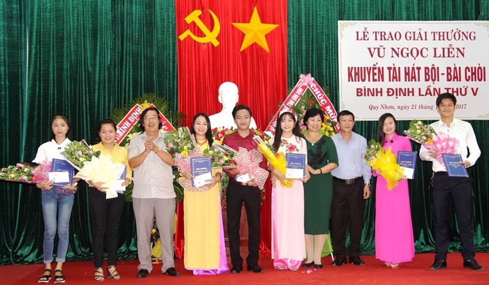 Vinh danh 13 tài năng trẻ đam mê hát tuồng, bài chòi - 2 7 tài năng trẻ nhận giải Khuyến khích.