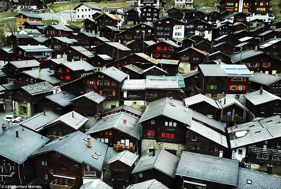 Thị trưởng Beat Jost giới thiệu nơi đây là một thị trấn tĩnh lặng, tuyệt đẹp, trong lành, và có nắng ấm gần như quanh năm.