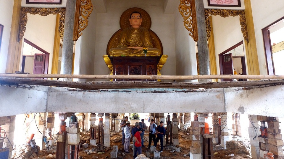 Ngay cả Tôn tượng Thích Ca Mâu Ni vẫn tại vị trong lúc thi công