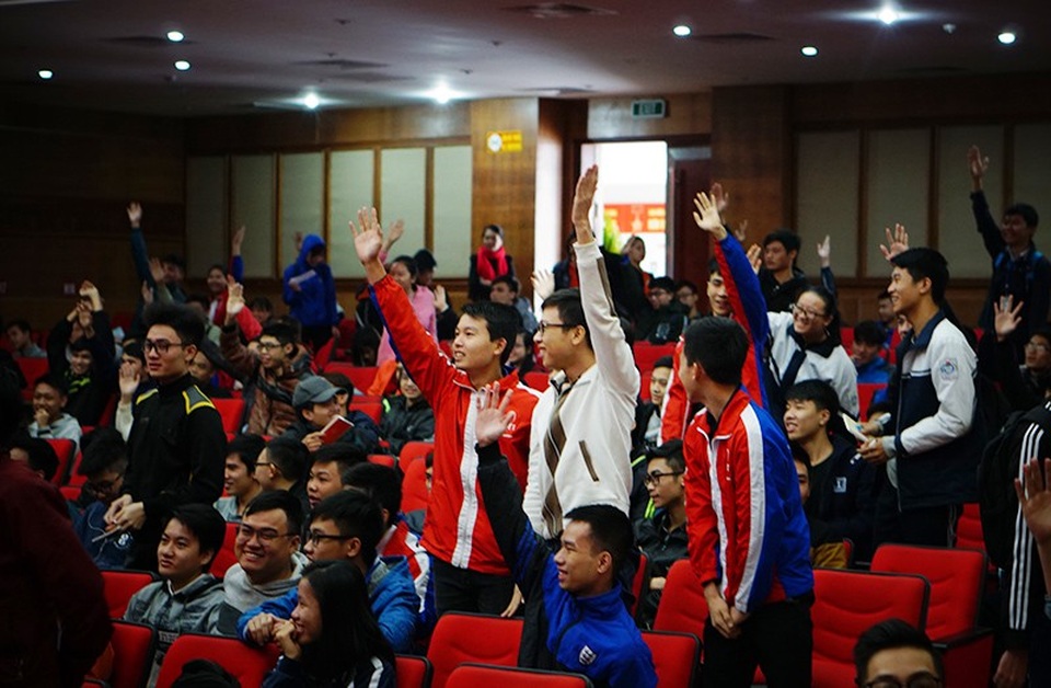 Kỹ sư công nghệ bị ung thư máu truyền cảm hứng để "tuổi trẻ cháy mãi" - 2 Sinh viên hào hứng đặt câu hỏi cho anh Hoàng Hải