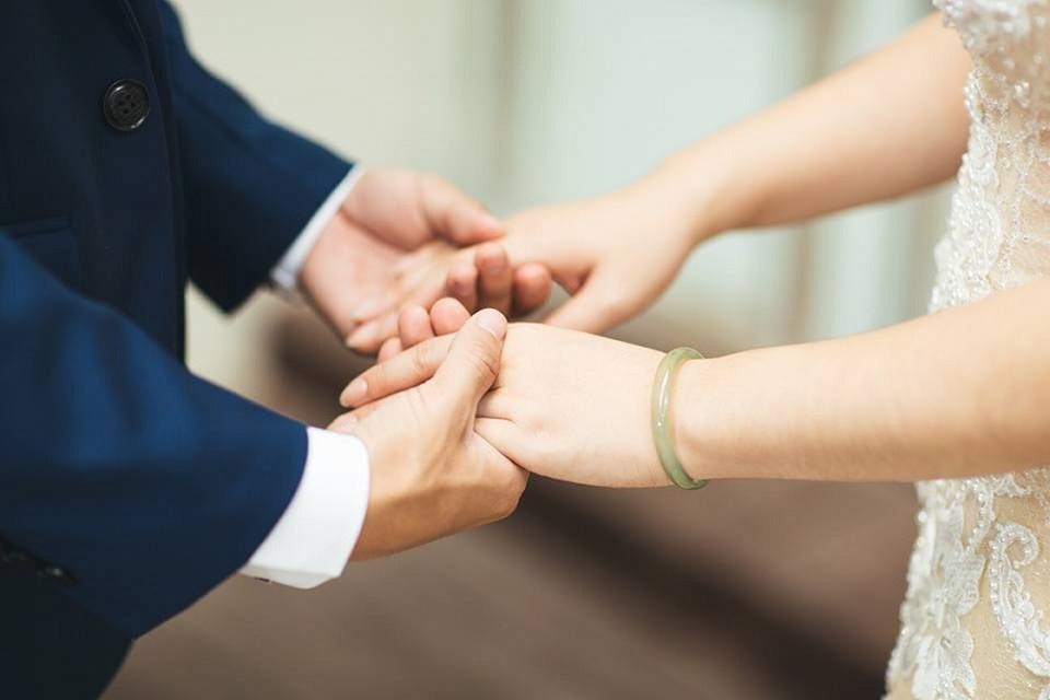 Cặp đôi nên duyên vợ chồng nhờ... bình luận "dạo" trên mạng - 2 Chuyện tình yêu của Hà và Việt bắt đầu khi Hà bình luận ở bài viết trong một diễn đàn dành cho sinh viên. Nội dung cuộc trò chuyện chia sẻ Hà có một người chị sinh đôi đã lấy chồng, sinh con nhưng đến giờ Hà vẫn lẻ bóng. Thấy đồng cảnh ngộ, Việt vào chia sẻ cũng có một người em sinh đôi, em đã lấy vợ được 3 năm nay còn Việt lại chưa thể tìm được người tâm đầu ý hợp.