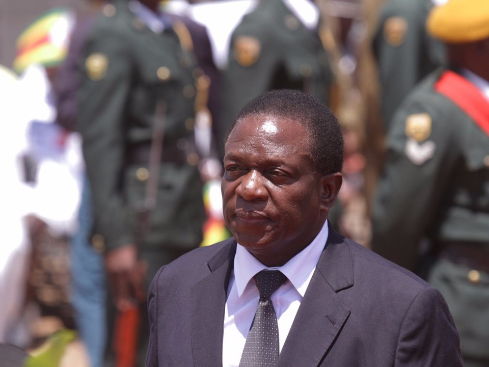 Ông Emmerson Mnangagwa và hành trình từ vệ sĩ thành Tổng thống Zimbabwe - 4 Vào tuổi 16, ông Mnangagwa từng tham gia đánh bom một đoàn tàu. Ông từng bị kết án 10 năm tù và đã bị tra tấn trong tù. Theo NYT, lẽ ra ông cùng với những người lên âm mưu đã bị hành quyết nhưng nhờ có sự can thiệp của một linh mục, ông đã được tha tội tử hình. Với những hình phạt và tra tấn tàn bạo trong tù, ông Mnangagwa đã bị mất một bên thính giác. Theo Times, ông đã dành thời gian trong tù để theo học bằng luật trường đại học Zambia cho đến khi được thả. (Ảnh: AP)