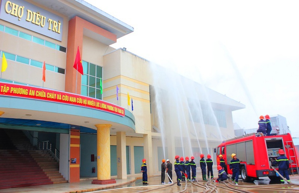 Sau diễn tập PCCC, ki ốt trong chợ... cháy thật - 3
Trước đó, ngày 23/11, chợ Diêu Trì chính là nơi được UBND huyện Tuy Phước tổ chức diễn tập phòng cháy chữa cháy và cứu nạn cứu hộ phối hợp nhiều lực lượng tham gia. Ngay sau buổi diễn tập, UBND huyện Tuy Phước đã có khen thưởng “nóng” cho các cá nhân có thành tích xuất sắc trong buổi diễn tập.