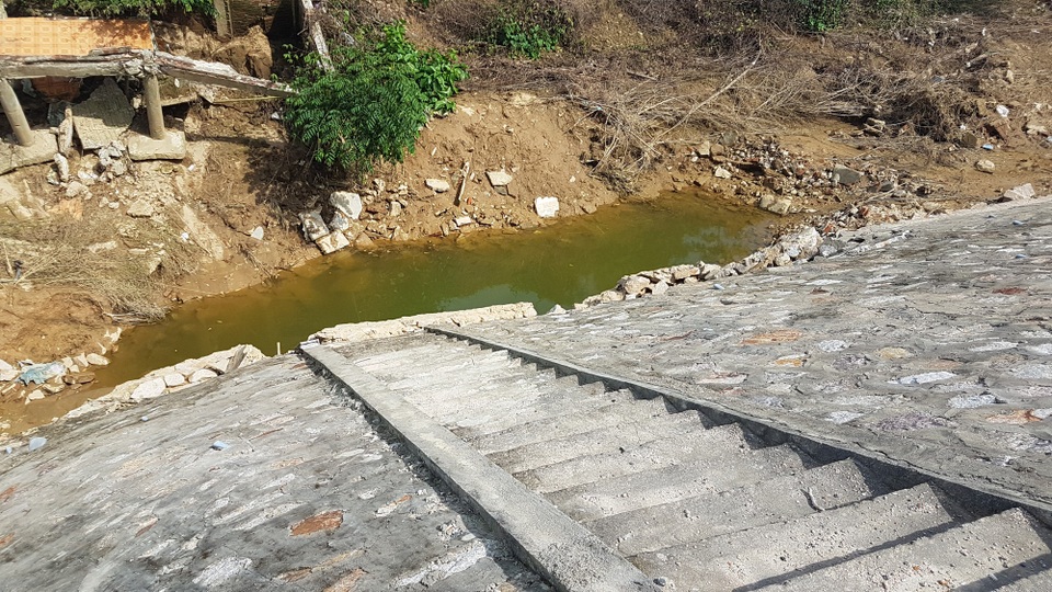Sạt lở mố cầu Kỳ Lam, hàng chục hộ dân lo sợ - 3 Sạt lở khoét hàm ếch vào chân mố A2 cầu Kỳ Lam