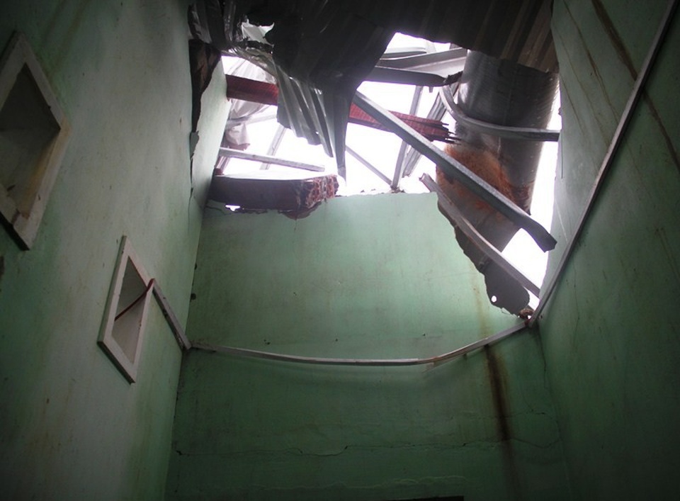 Một mảng tường lớn bị sập, mái nhà hư hỏng