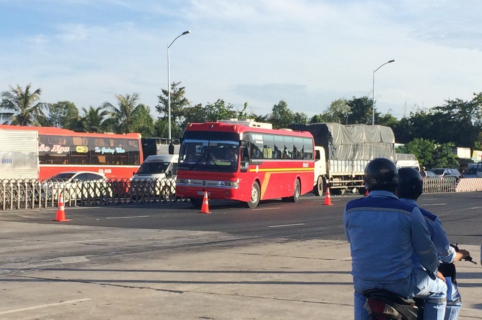 Tài xế trả tiền lẻ gây kẹt xe, BOT Cai Lậy xả trạm lần 4 - 6
Riêng chiều từ TP Hồ Chí MInh về Vĩnh Long lượng xe về rất đông. Có lúc xe ùn ứ kéo dài 200-400m, buộc các nhân viên mở dải phân cách mềm cho xe sang lề trái vào làn dự phòng để nhân viên bán vé