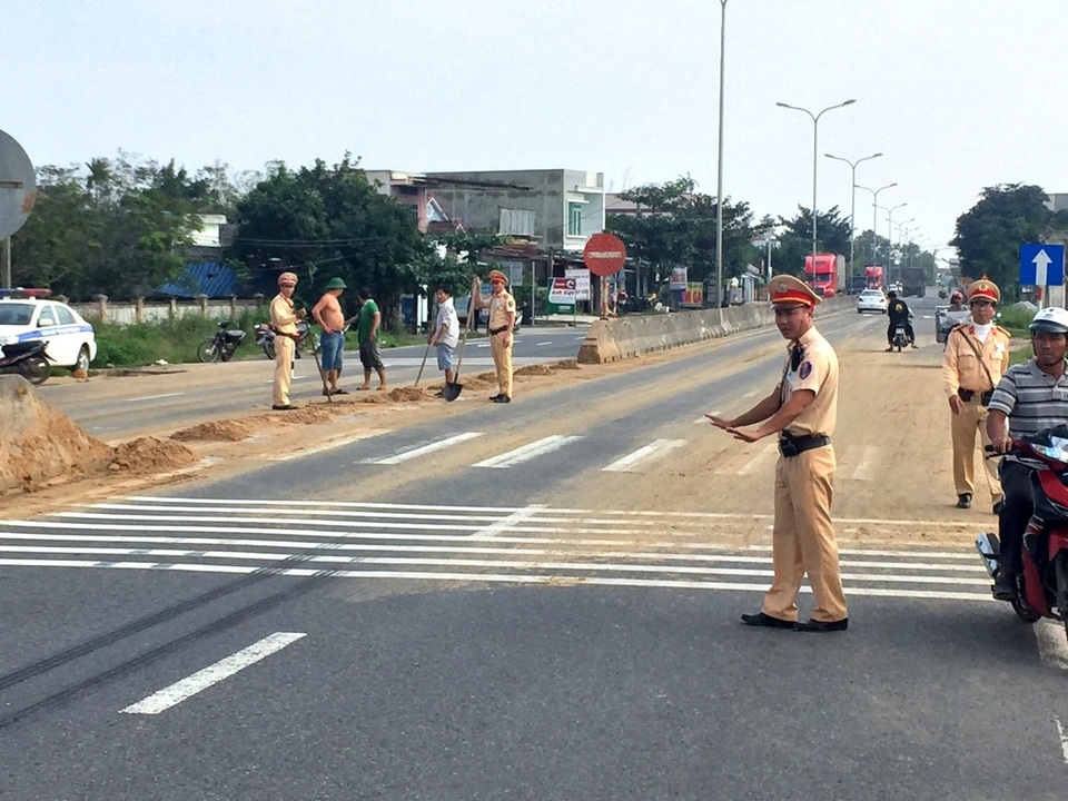 Xe đầu kéo đổ "núi" chất thải xuống quốc lộ rồi bỏ chạy - 3 Phân luồng để đảm bảo lưu thông